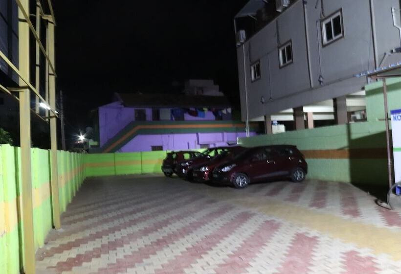 Отель Hyders Park  The Business