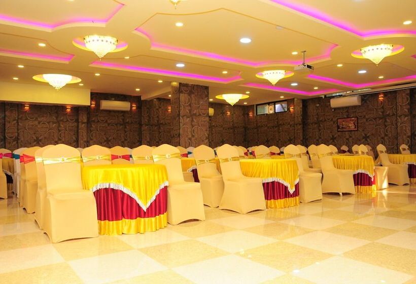 Отель Hyders Park  The Business