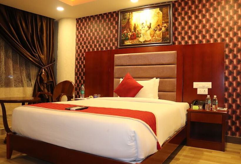 Отель Hyders Park  The Business