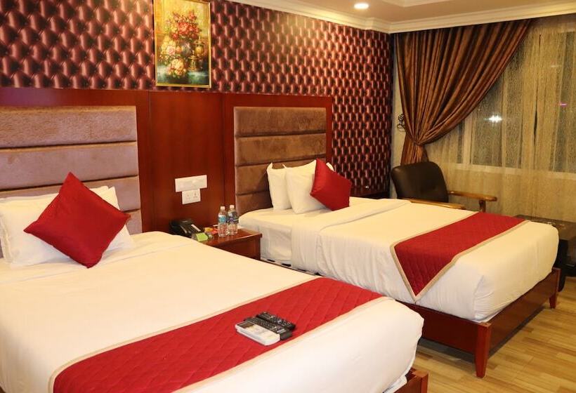 Отель Hyders Park  The Business