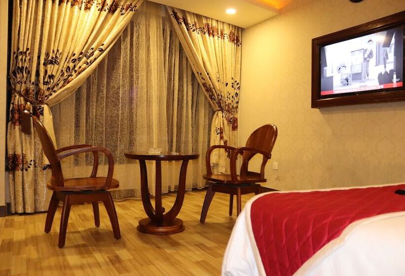 Отель Hyders Park  The Business