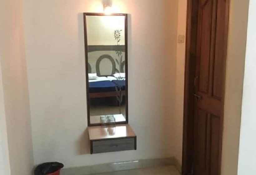 בית מלון כפרי Iroomz Amrutha Residency