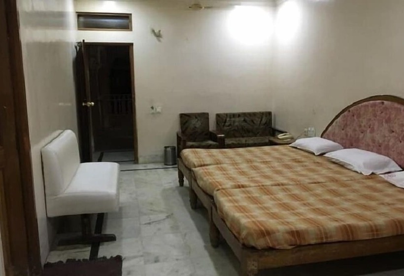 בית מלון כפרי Iroomz Shanbhag Towers International