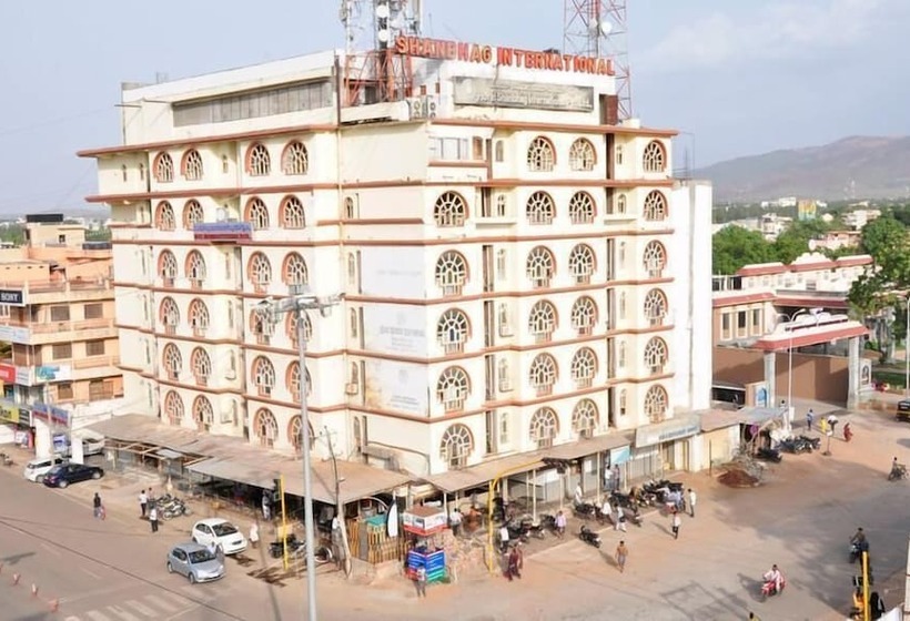 בית מלון כפרי Iroomz Shanbhag Towers International