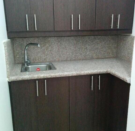 هتل Manta Airport