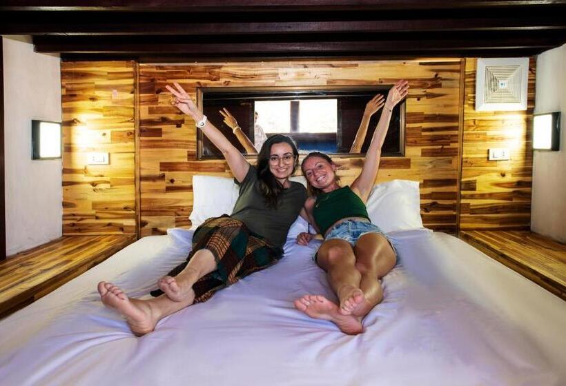 הוסטל Mad Monkey Luang Prabang