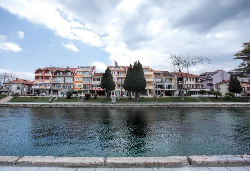 هتل Art Theatre Caffe