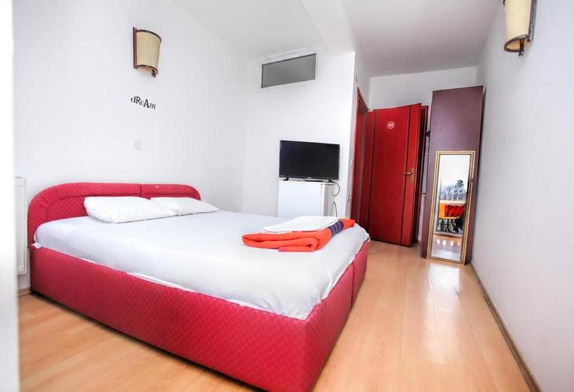 هتل Art Theatre Caffe