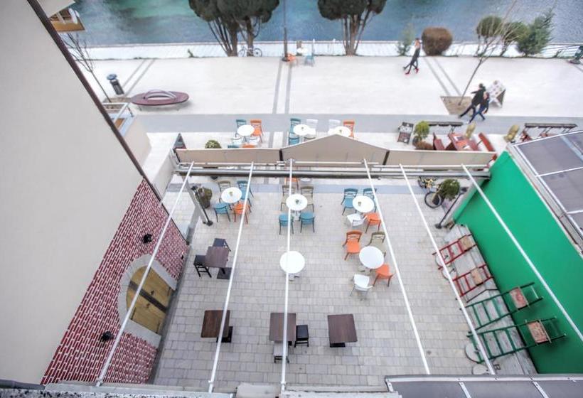 هتل Art Theatre Caffe