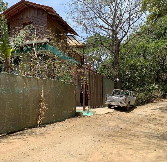 فندق Burnt Toast Surfcamp