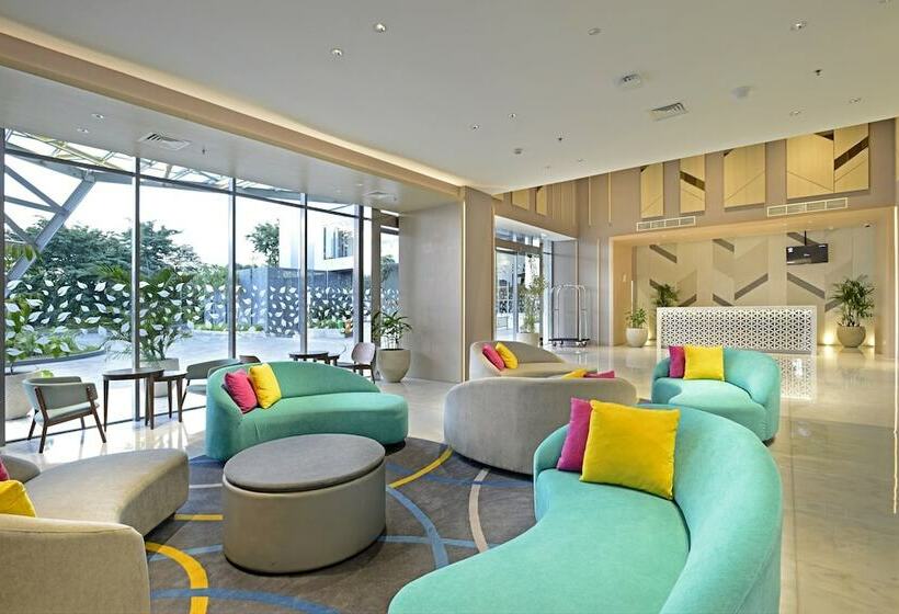 בית מלון כפרי Midtown Residence Surabaya