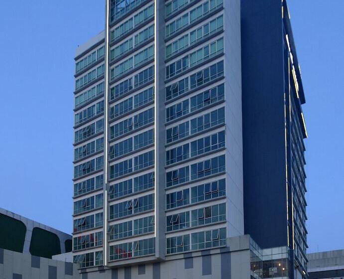 בית מלון כפרי Midtown Residence Surabaya