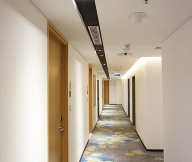 בית מלון כפרי Midtown Residence Surabaya