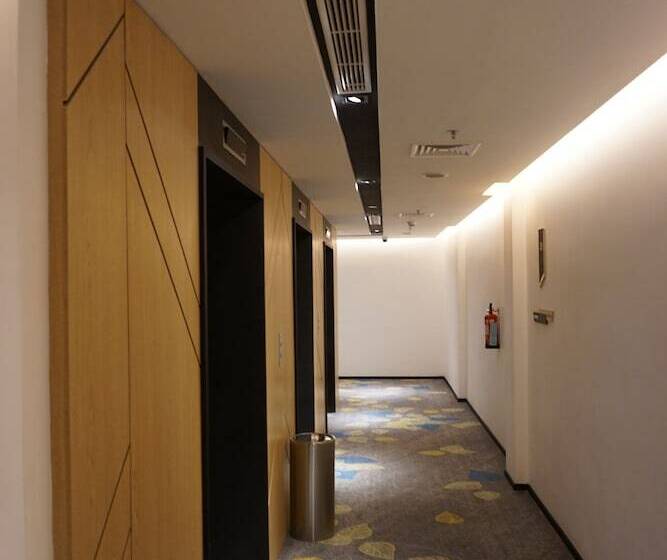 בית מלון כפרי Midtown Residence Surabaya