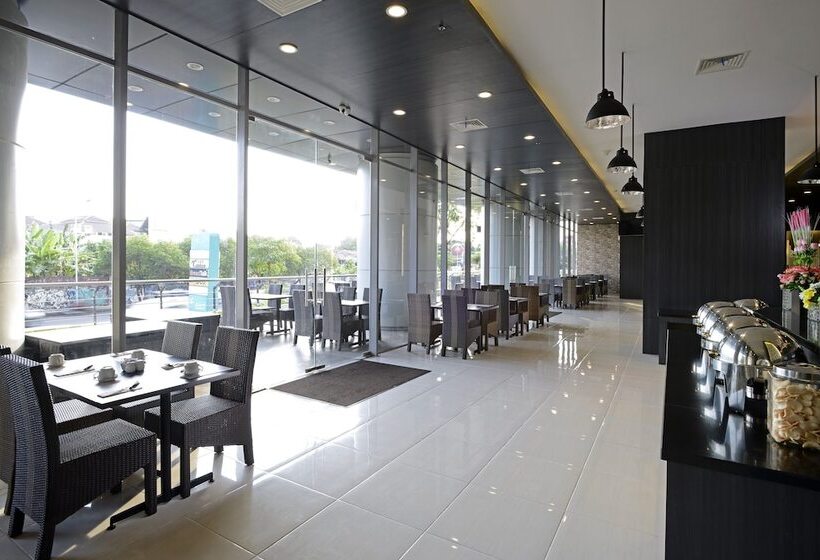 בית מלון כפרי Midtown Residence Surabaya