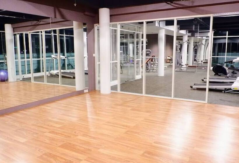 בית מלון כפרי Midtown Residence Surabaya