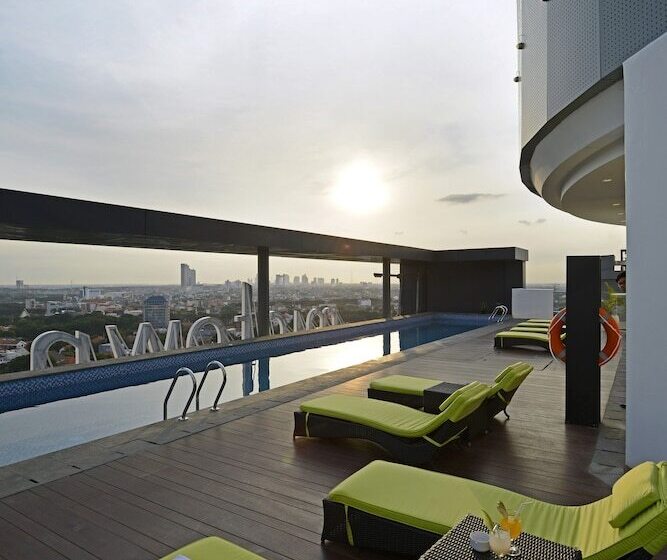 בית מלון כפרי Midtown Residence Surabaya