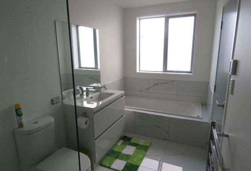 فندق على الطريق Cromwell Escape