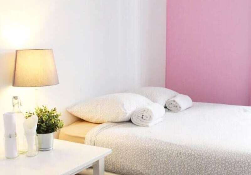 هاستل We Love F Tourists