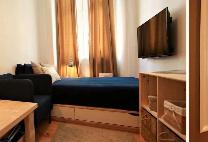 هاستل We Love F Tourists