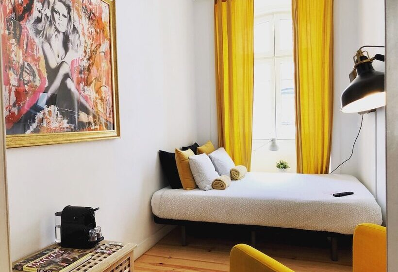 هاستل We Love F Tourists