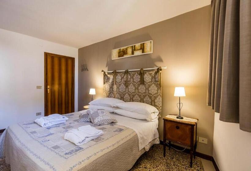 تختخواب و صبحانه Venice And Venice Apartments   Private Rooms In Shared Apartment