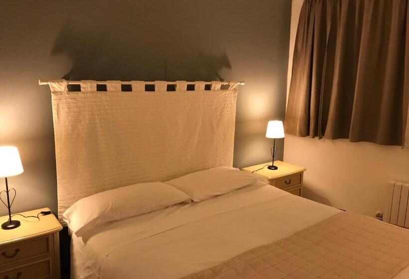 تختخواب و صبحانه Venice And Venice Apartments   Private Rooms In Shared Apartment