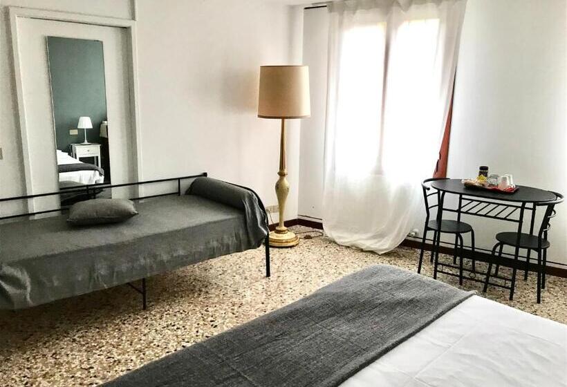 تختخواب و صبحانه Venice And Venice Apartments   Private Rooms In Shared Apartment