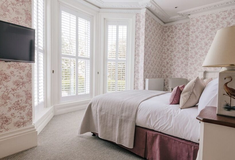 פונדק Tyndall Villa Boutique B&b