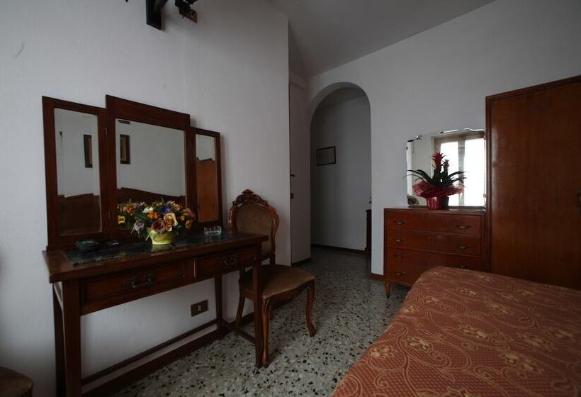 Отель Albergo Ristorante Il Poggiolo