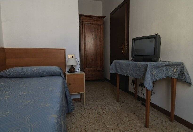 Отель Albergo Ristorante Il Poggiolo