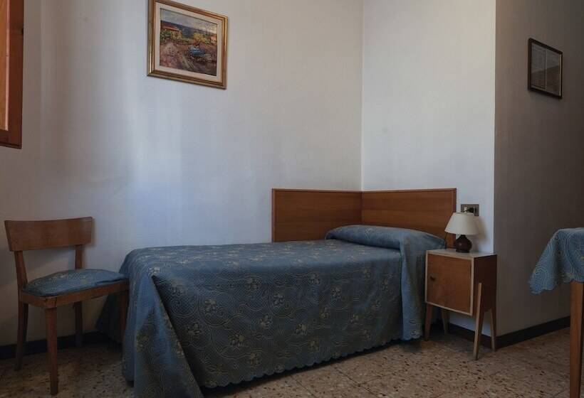 Отель Albergo Ristorante Il Poggiolo