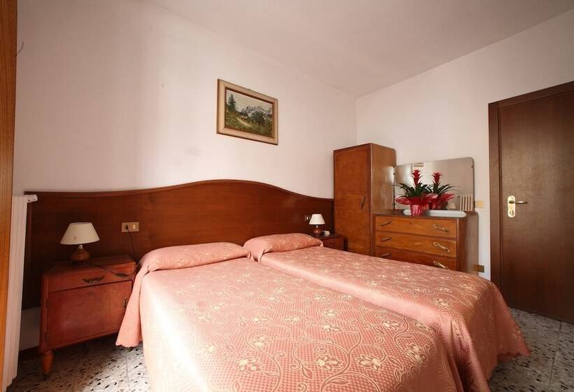 فندق Albergo Ristorante Il Poggiolo