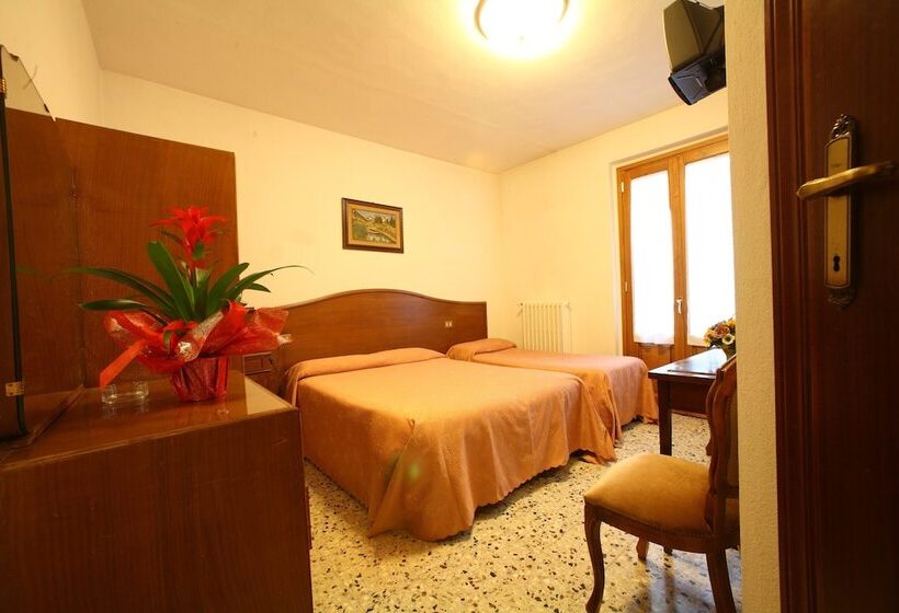 Отель Albergo Ristorante Il Poggiolo