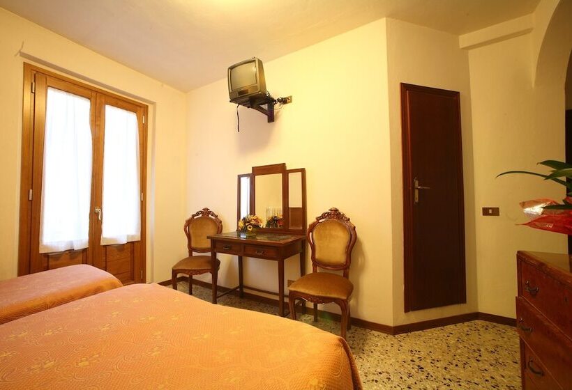 Отель Albergo Ristorante Il Poggiolo