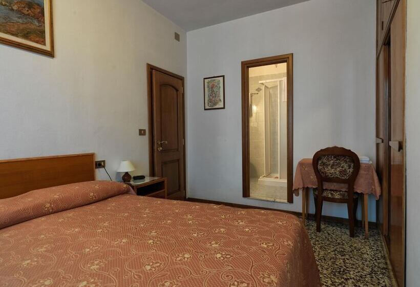 Отель Albergo Ristorante Il Poggiolo