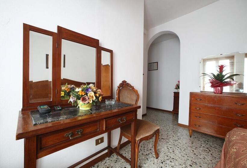 فندق Albergo Ristorante Il Poggiolo