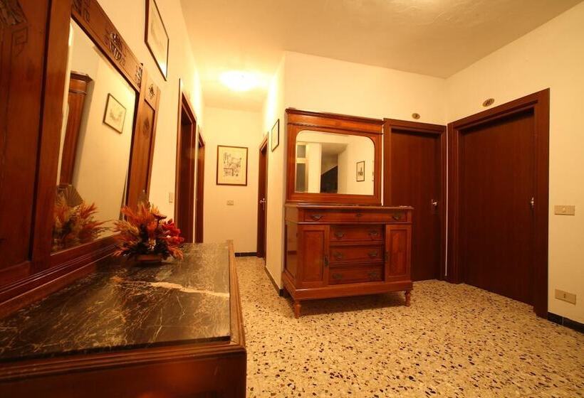 Отель Albergo Ristorante Il Poggiolo