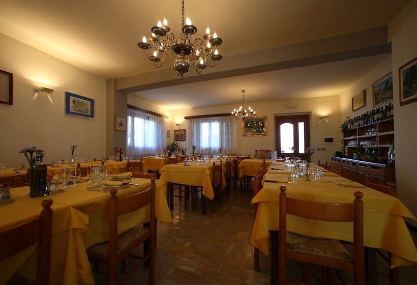Отель Albergo Ristorante Il Poggiolo