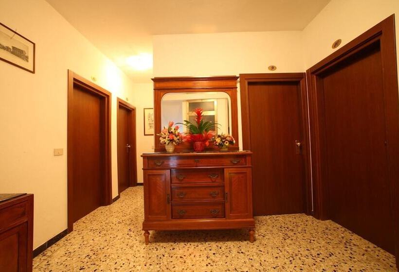 Отель Albergo Ristorante Il Poggiolo