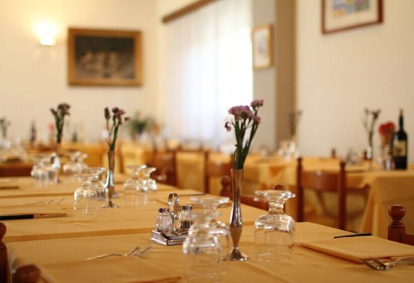 Отель Albergo Ristorante Il Poggiolo