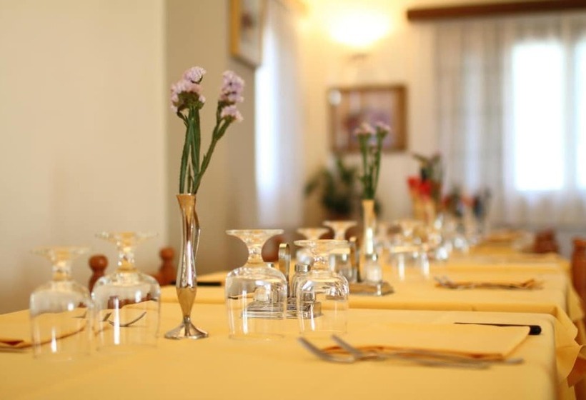 Отель Albergo Ristorante Il Poggiolo