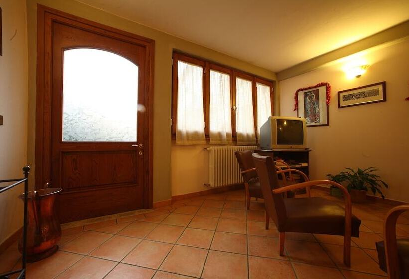 فندق Albergo Ristorante Il Poggiolo