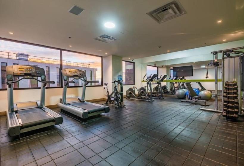 فندق Hampton By Hilton Bogota Airport