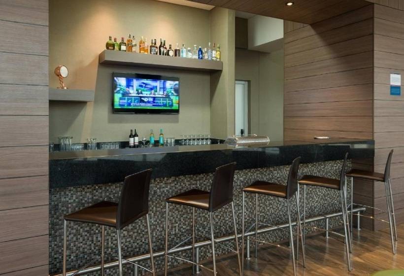 فندق Hampton By Hilton Bogota Airport