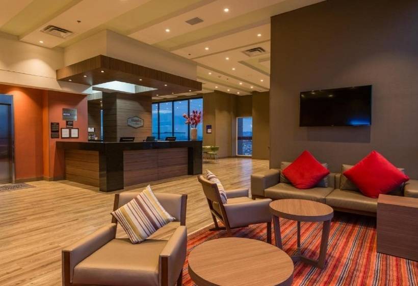 فندق Hampton By Hilton Bogota Airport