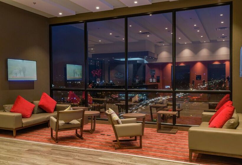 فندق Hampton By Hilton Bogota Airport