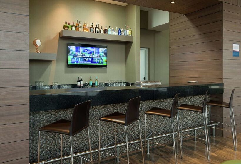 فندق Hampton By Hilton Bogota Airport