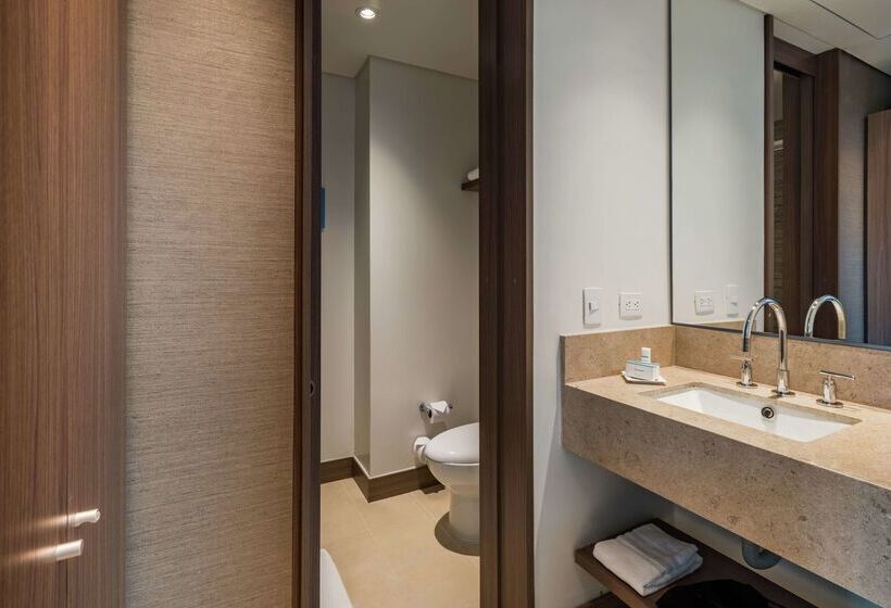 فندق Hampton By Hilton Bogota Airport