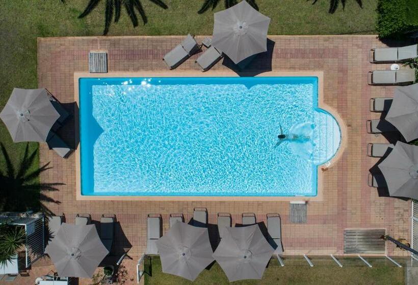 Отель Hôtel Les Lentisques